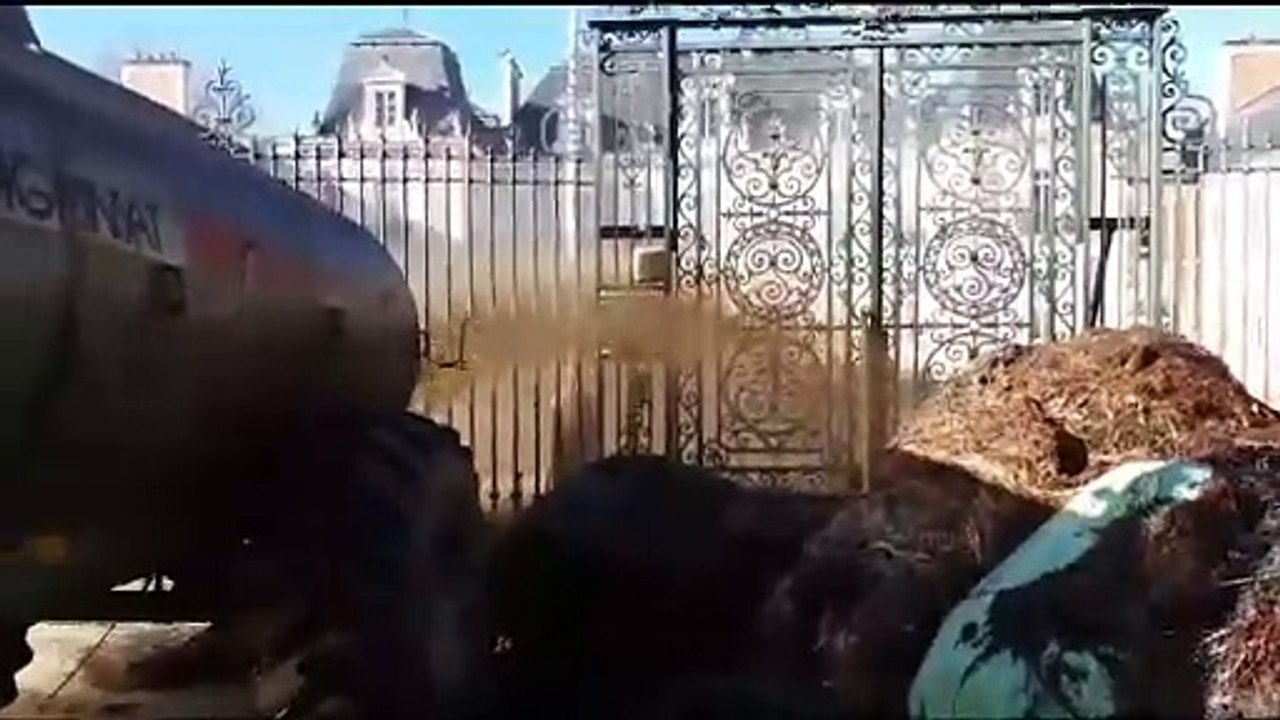 Colère des agriculteurs devant la préfecture à Poitiers avec déversement de lisier, fumier et déchets.