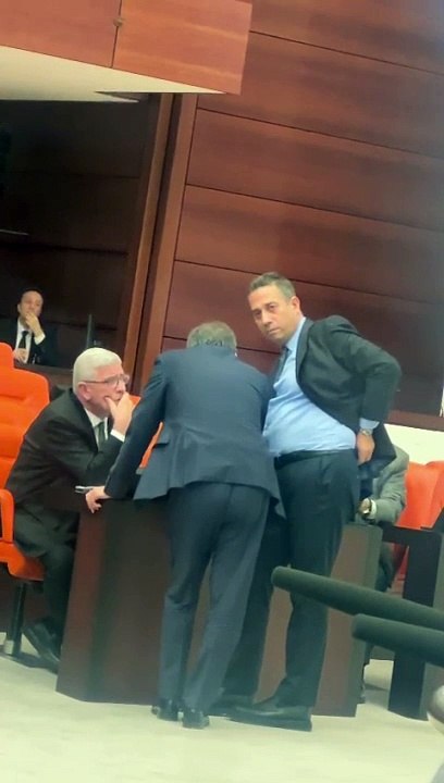 Vekiller el sıkışmak istemiyordu! Ali Mahir Başarır garip hareketlerine devam ediyor