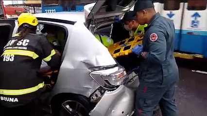 Homem fica preso às ferragens de carro após acidente em Florianópolis
