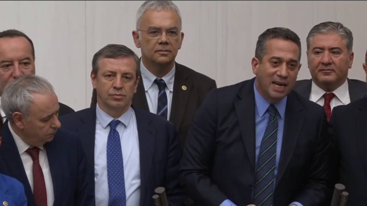 CHP, emeklilere verilen yüzde 49,25'lik zammı TBMM'de protesto etti