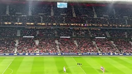 Minuto de silencio antes del Atlético de Madrid - Sevilla por los aficionados fallecidos en un accidente de tráfico