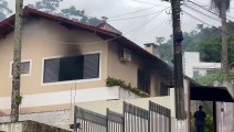 Incêndio atinge casa no Morro da Cruz em Florianópolis