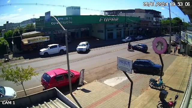 Imagens mostram motociclista sendo arremessado após acidente de trânsito em Francisco Beltrão