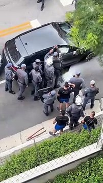 Empresário atropela três pessoas, sendo um PM, antes de ser detido em seu carro blindado