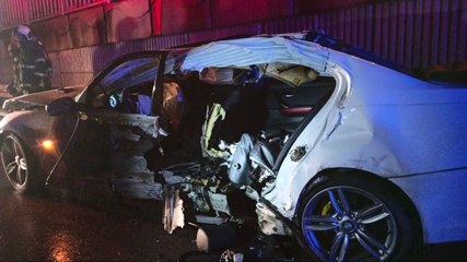 Kocaeli'de otomobil yol ayrımındaki bariyerlere çarptı