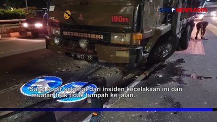 Hilang Kendali, Truk Tabrak Pembatas Jalan dan Petunjuk Arah