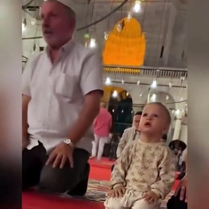 Dedesiyle camiye gitti, dua etmeye çalıştı... B...