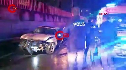 Yol ayrımındaki bariyere çarpan araç hurdaya döndü: 2 kişi hayatını kaybetti!