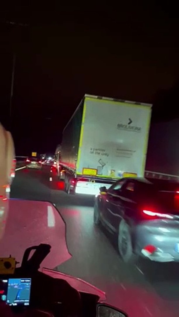 L'autoroute A1 embouteillée - Vidéo Dailymotion