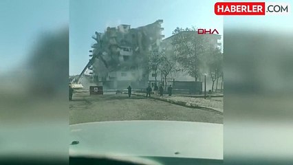 Depremde boşaltılan bina yıkım sırasında çöktü