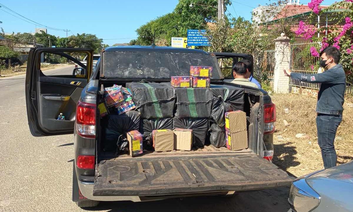 Bắt đối tượng đi ôtô biển số giả vận chuyển, tàng trữ hơn 1 tấn pháo nổ