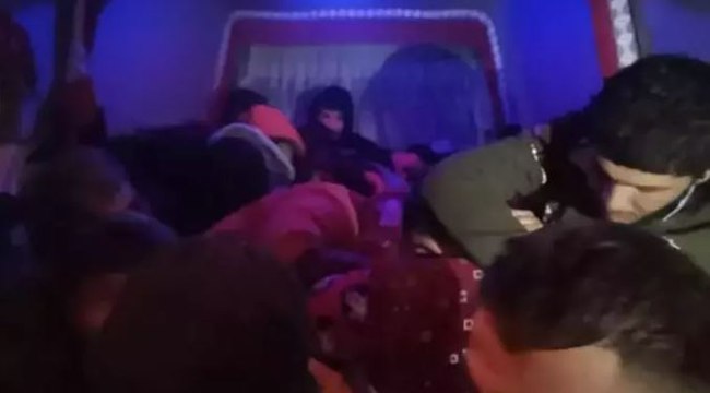 Bursa'da durdurulan 2 minibüste, 2'si organizatör 47 kaçak göçmen yakalandı