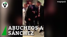 Así abucheaban a Pedro Sánchez los sanitarios independentistas en su visita a un policía herido en los disturbios de Barcelona en 2019
