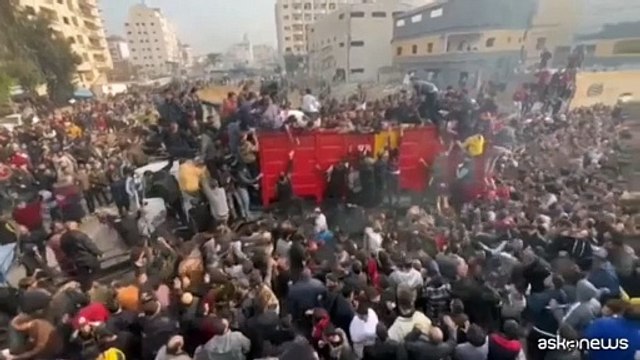 Preso d'assalto un camion di aiuti a Gaza da migliaia di palestinesi