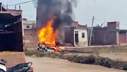 Video: देखते ही देखते आग का गोला बनी दो कार, गैस रिफिलिंग के दौरान हुआ हादसा