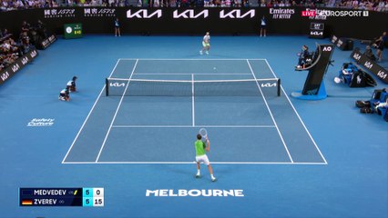 Avec son revers long de ligne parfaitement ajusté, Medvedev ajuste Zverev
