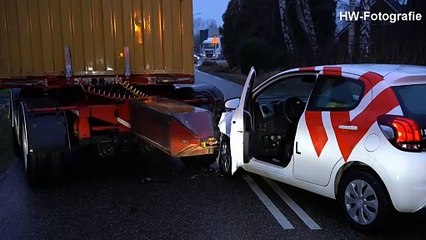 Automobilist botst op geparkeerde aanhanger