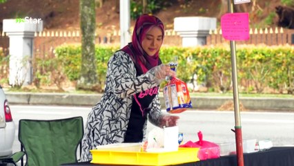 Siti Fazurina jual nasi lemak tepi jalan, tak malu cari rezeki halal