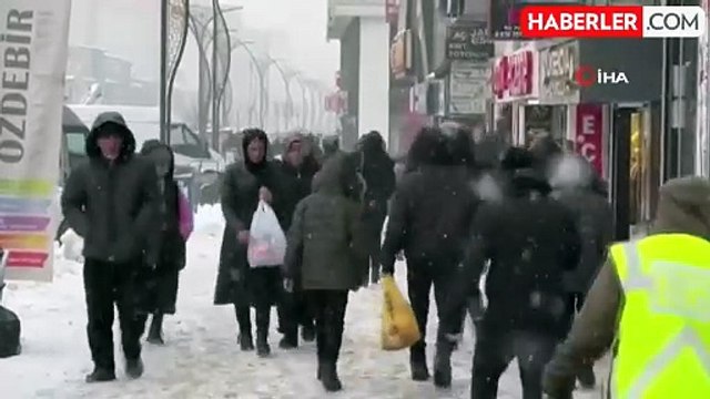 Yüksekova'da yoğun kar yağışı: Uçak seferleri iptal edildi