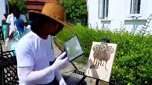 சூரிய ஒளியை பயன்படுத்தி அசோக சின்னத்தை தத்ரூபமாக வரைந்து அசத்திய இளைஞர்