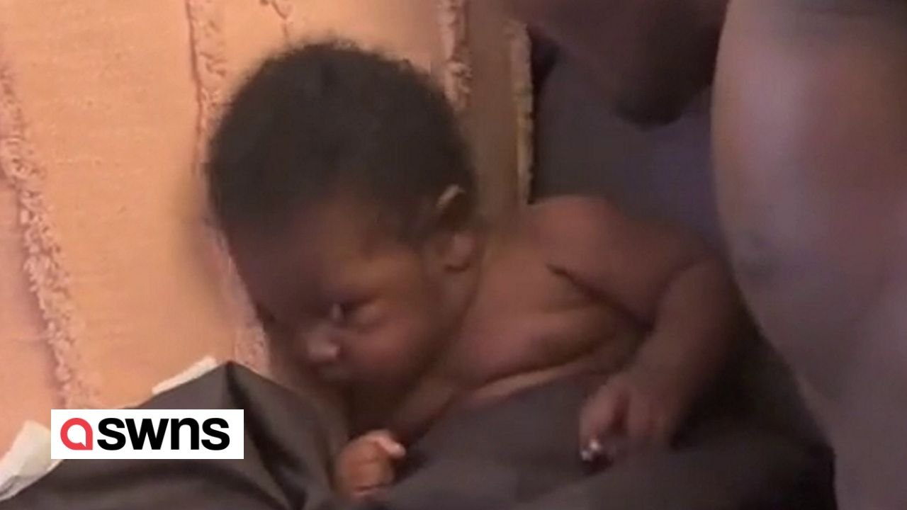 Baby weicht wiederholt Papas Küssen aus