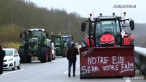 Blocchi da Nord a Sud, gli agricoltori accerchiano Parigi
