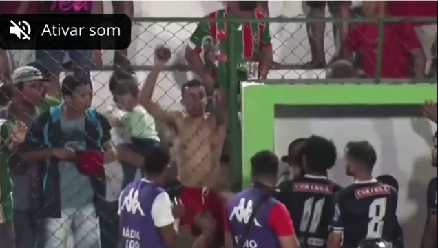 Jogador é atingido por lata e fica com rosto coberto de sangue em clássico nordestino; veja vídeo