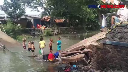 Terekam Kamera Warga, Detik-Detik Jembatan di Pasar Kemis Ambruk Usai Dilintasi Mobil