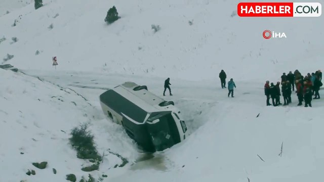 Sivas'ta cenaze yakınlarını taşıyan otobüs devrildi! Çok sayıda yaralı var