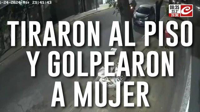 Motochorros salvajes: la tiraron al piso y la golpearon para sacarle el celular