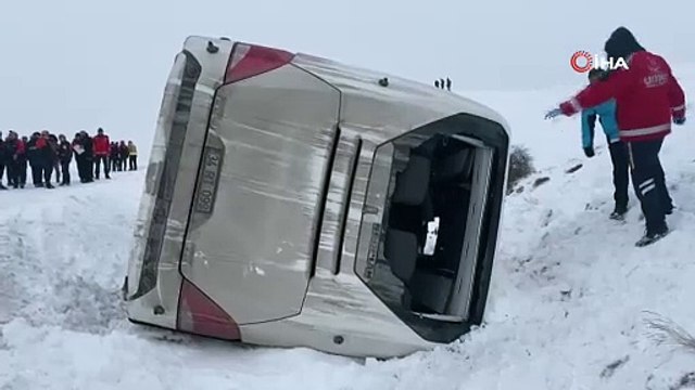 Cenaze yakınlarını taşıyan otobüs devrildi: 20 yaralı