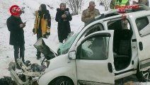 Son dakika... Erzincan'da hafif ticari araç ile midibüs çarpıştı: 1 ölü, 6’sı asker 9 yaralı