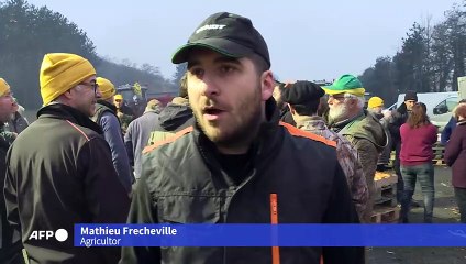 Agricultores bloqueiam rodovias importantes na França antes de anúncios do governo
