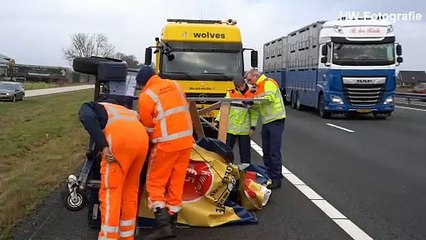 Harde wind blaast aanhanger omver op A28