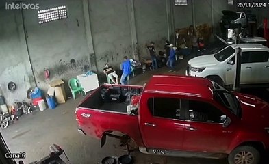 Câmera de segurança flagra momento de assalto em oficina de mecânica; assista