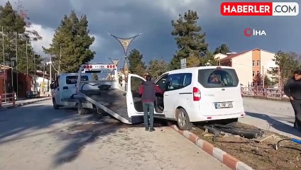 Burdur'da traktör ile hafif ticari araç çarpıştı: 1 yaralı