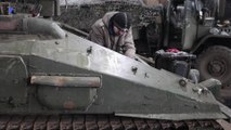 En Ukraine, des militaires restaurent des armes occidentales près du front