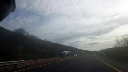 Atasco de camiones con palas eólicas en la A-6