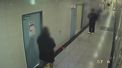 처음 보는 학생들에게 소화기 분말...20대 남성들 입건 / YTN