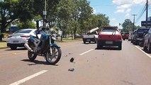 Motocicleta e Gol colidem na Avenida Tancredo Neves