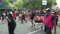 Miles de personas protestan en el Día de Australia contra la discriminación a los indígenas