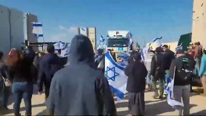 لليوم الثالث..إسرائيليون يمنعون دخول المساعدات لغزة