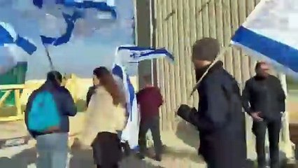 لليوم الثالث..إسرائيليون يمنعون دخول المساعدات لغزة