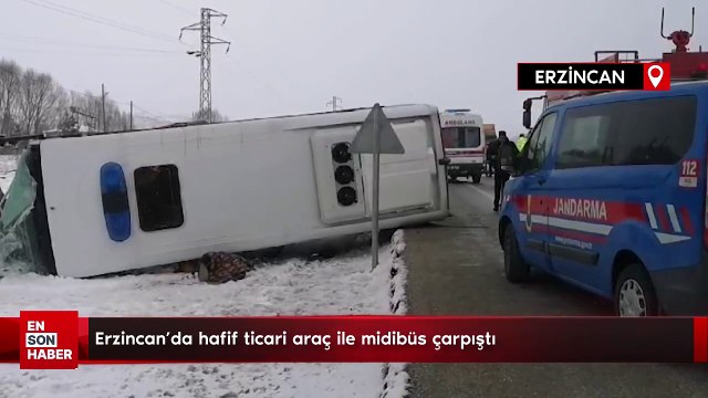 Erzincan'da hafif ticari araç ile midibüs çarpıştı