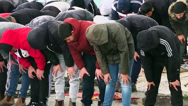 الفلسطينيون يؤدون صلاة الجمعة في القدس في ظل إجراءات إسرائيلية مشددة