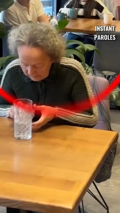 Cette femme âgée déjeune seule au restaurant puis reçoit une surprise inattendue