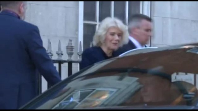 La regina Camilla fa visita a re Carlo III in ospedale
