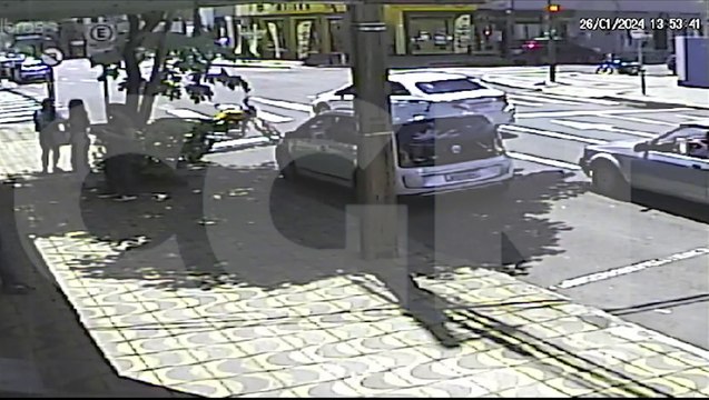 Câmera flagra colisão entre Creta e Escort no Centro