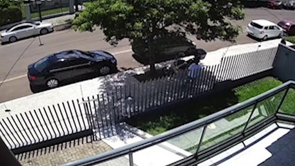 Câmera flagra furto de capacete na rua Cuiabá