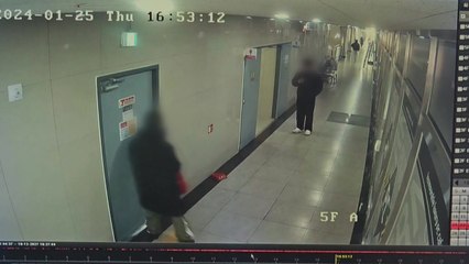 여학생들에게 소화기 분사하고 촬영한 20대 2명 검거 / YTN